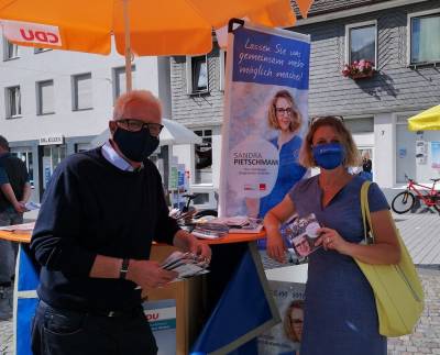 Treffen von Thomas Hendele mit der parteilosen Bürgermeisterkandidatin Sandra Pietschmann am Infostand der CDU Mettmann. Sandra Pietschmann tritt als gemeinsame Kandidatin von CDU und SPD an.
Foto: CDU/D. Schimmer