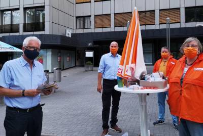 Der Infostand der CDU Velbert mit Thomas Hendele, Bürgermeister Dirk Lukrafka, dem Fraktionsvorsitzenden Karsten Schneider und der Kreistagsabgeordneten Sybille Schettgen (v. li.)
Foto: CDU/D. Schimmer