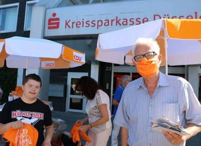 Moritz Seidler, der Sohn des Bürgermeisterkandidaten, unterstützt Thomas Hendele beim Verteilen der Infomaterialien