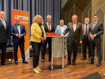 Thomas Hendele mit den gewählten Kreistagskandidaten aus Ratingen