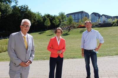 Thomas Hendele und der Kreistagsabgeordnete Waldemar Madeia  freuen sich über die Förderung der Studierendenwohnanlage in Heiligenhaus. 