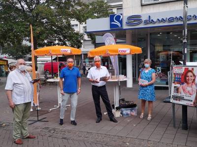 Thomas Hendele am Infostand der CDU Haan.
